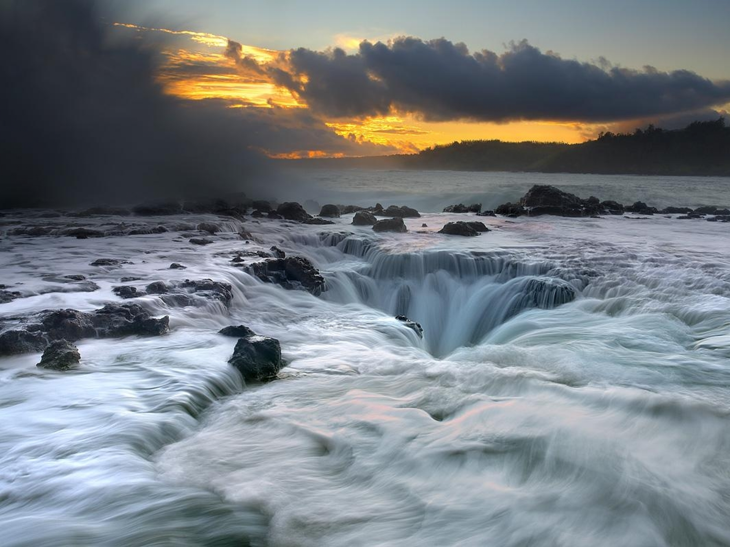 Океан море водопад. Водопад Годафосс, Исландия. Шторм на Гавайях.