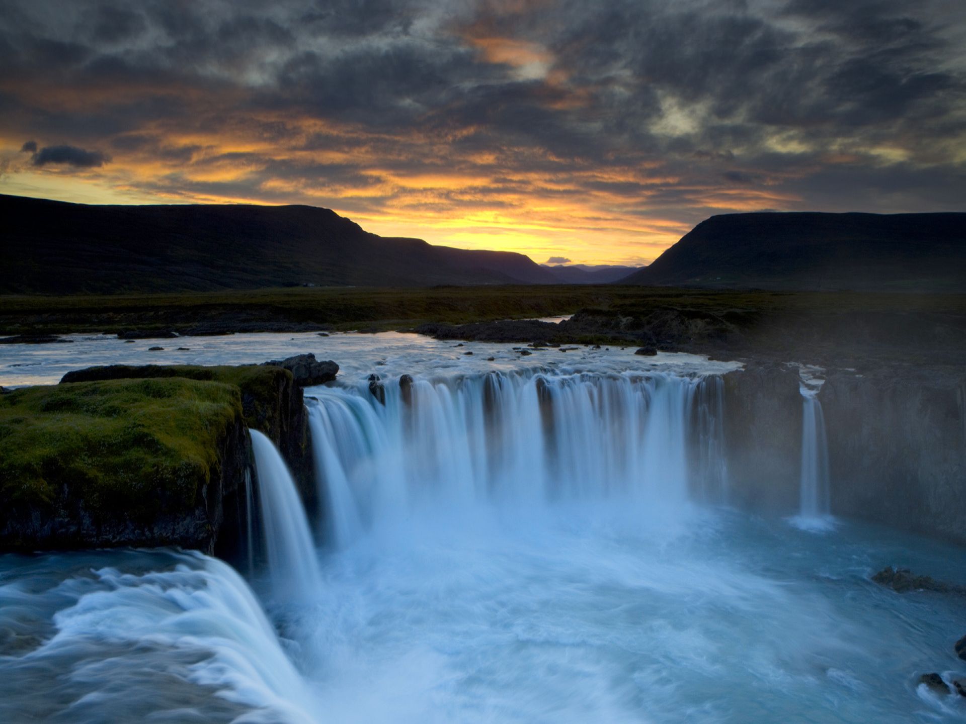 Большой водопад в европе. Водопад Деттифосс. Исландский водопад Деттифосс. Водопад Годафосс, Исландия. Деттифосс Исландия.
