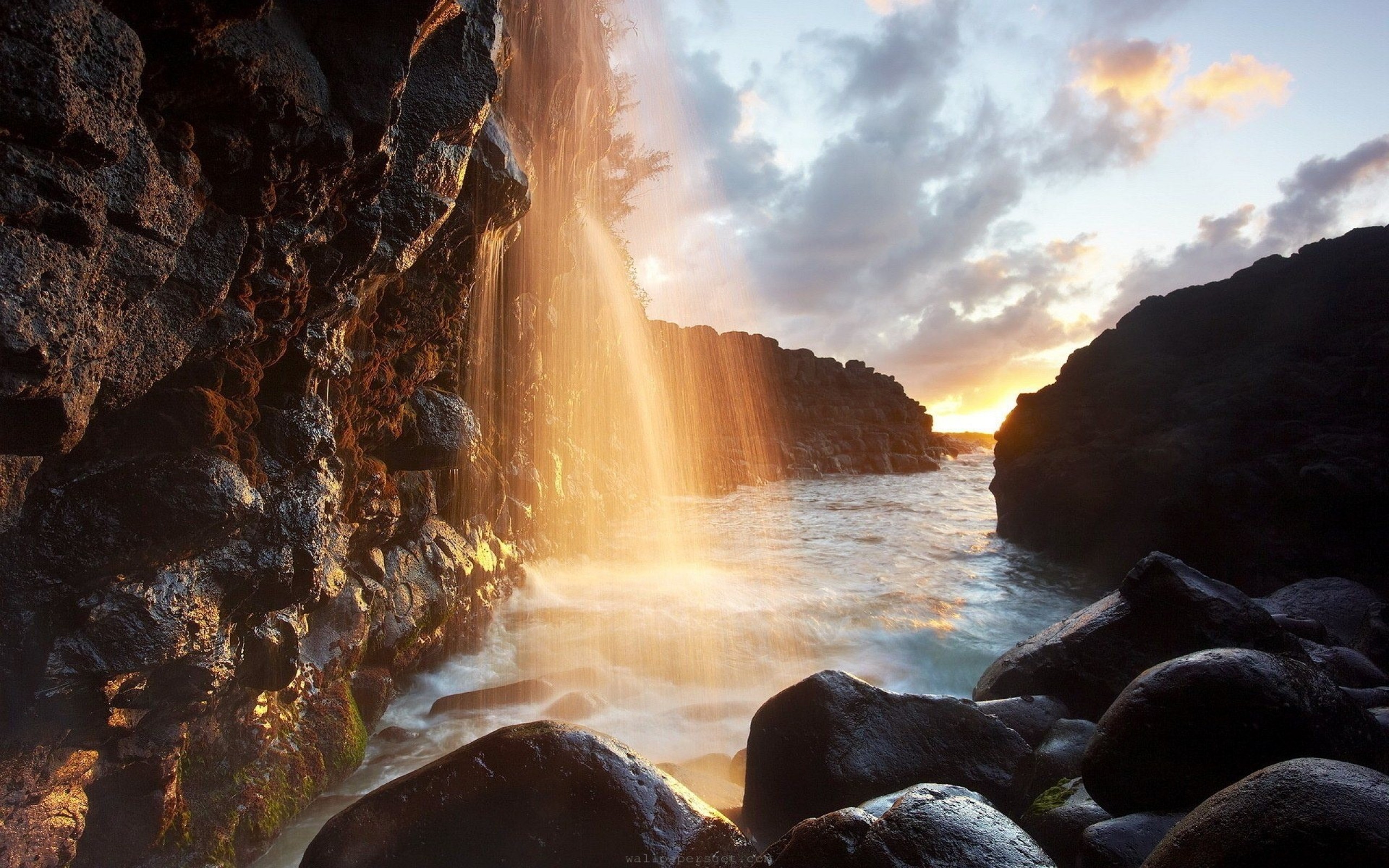 Водопад рассвет. Море скалы водопад. Природа море. Водопад в горах. Красивые скалы.