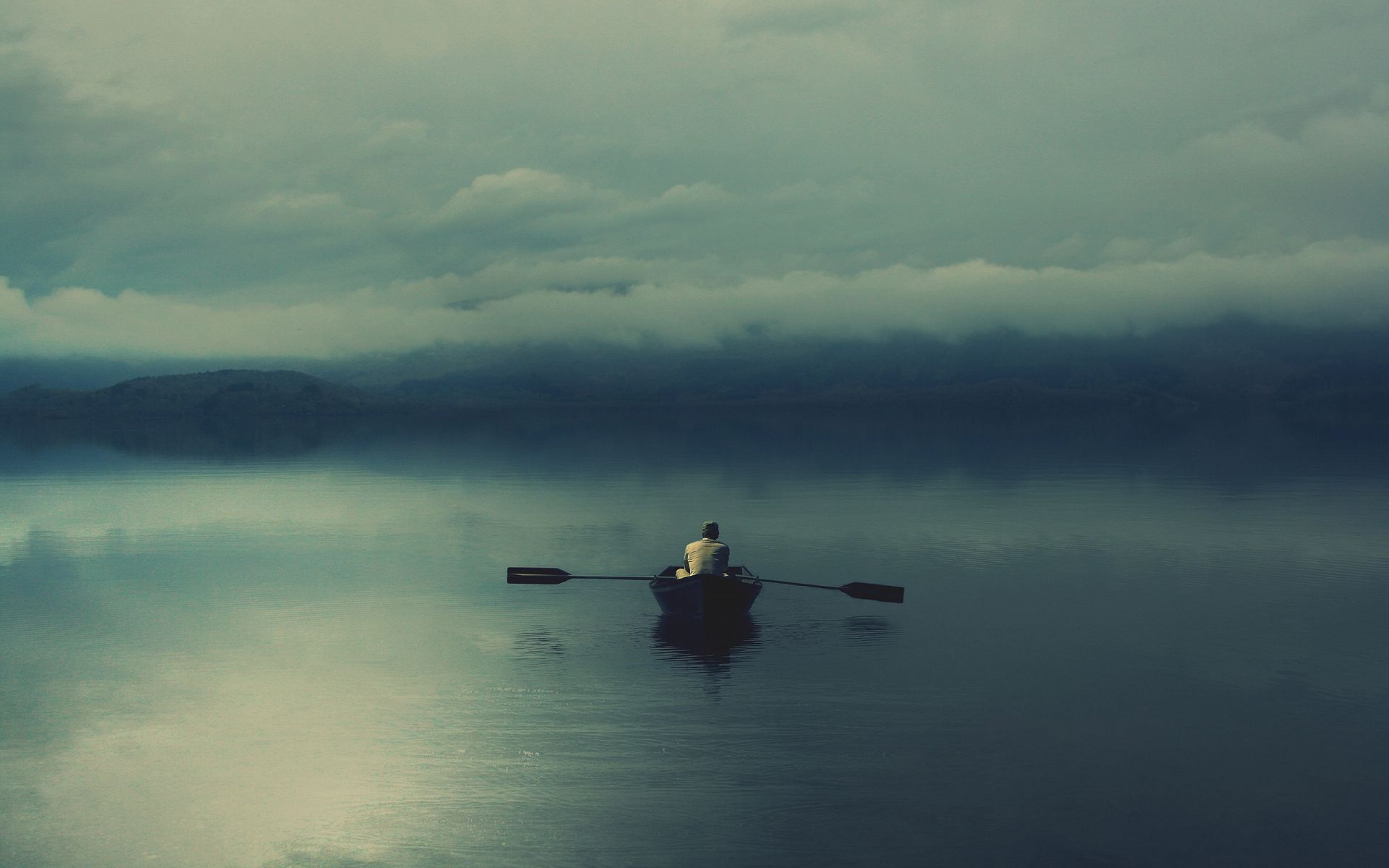 Рассекая воду плывет по реке. Одинокая лодка. Одинокая лодка в море. Человек в лодке. Одинокий человек в лодке.