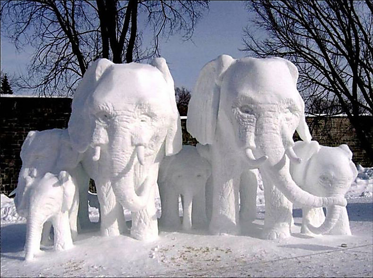 Снежные фигуры. Зимние фигуры. Снежные фигуры из снега. Скульптуры животных из снега.