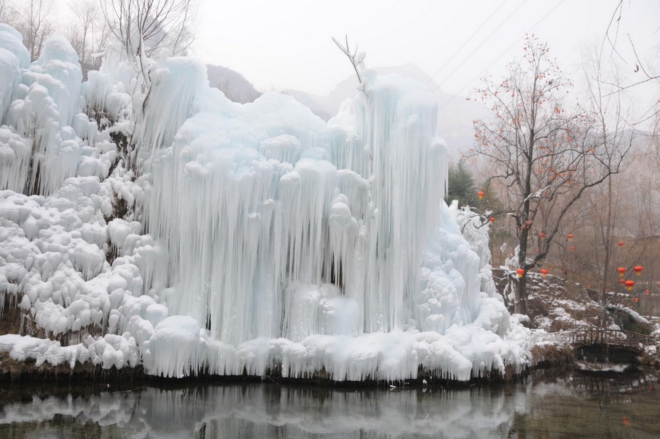 Замерзший водопад в китае