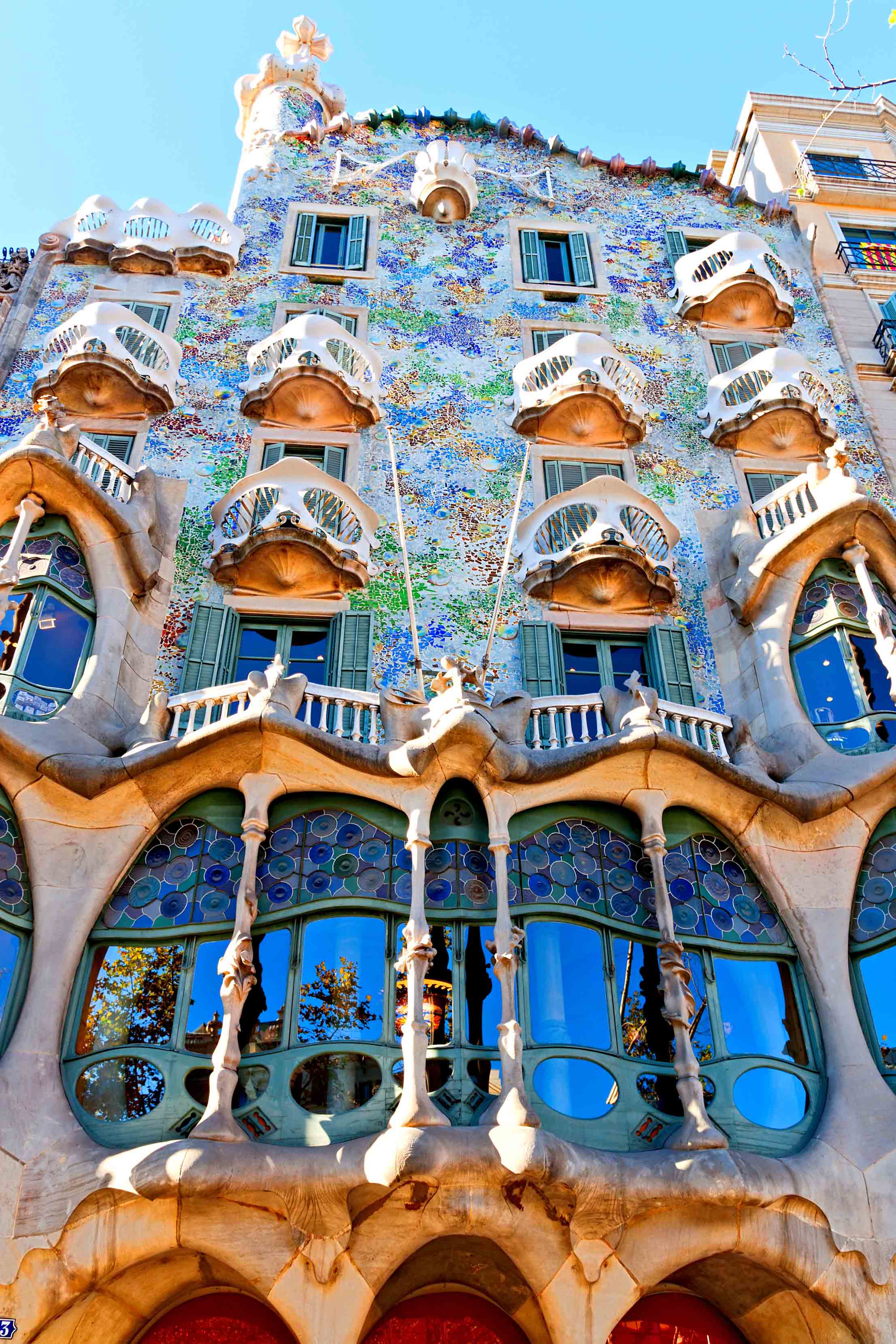 Творения гауди. Гауди Архитектор Испания Барселона. Архитектор Испании Антонио Гауди. Антонио Гауди архитектура Барселоны. Дом Бальо Гауди - Барселона, Испания.