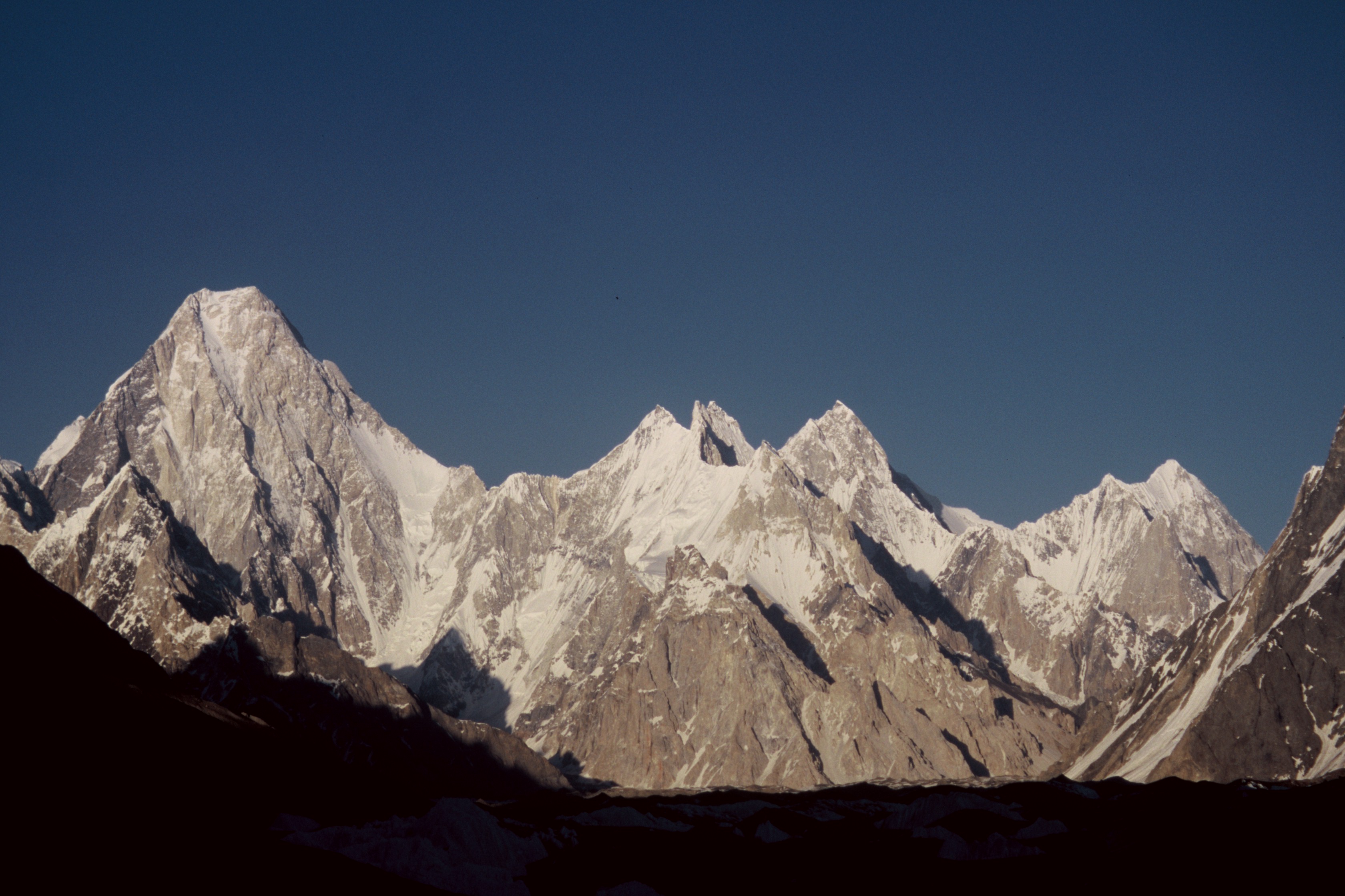 В какой горной системе находится эверест. Каракорум восьмитысячники. Гора Гашербрум. Каракорум вершина Чогори. Канкар Пунсум гора.